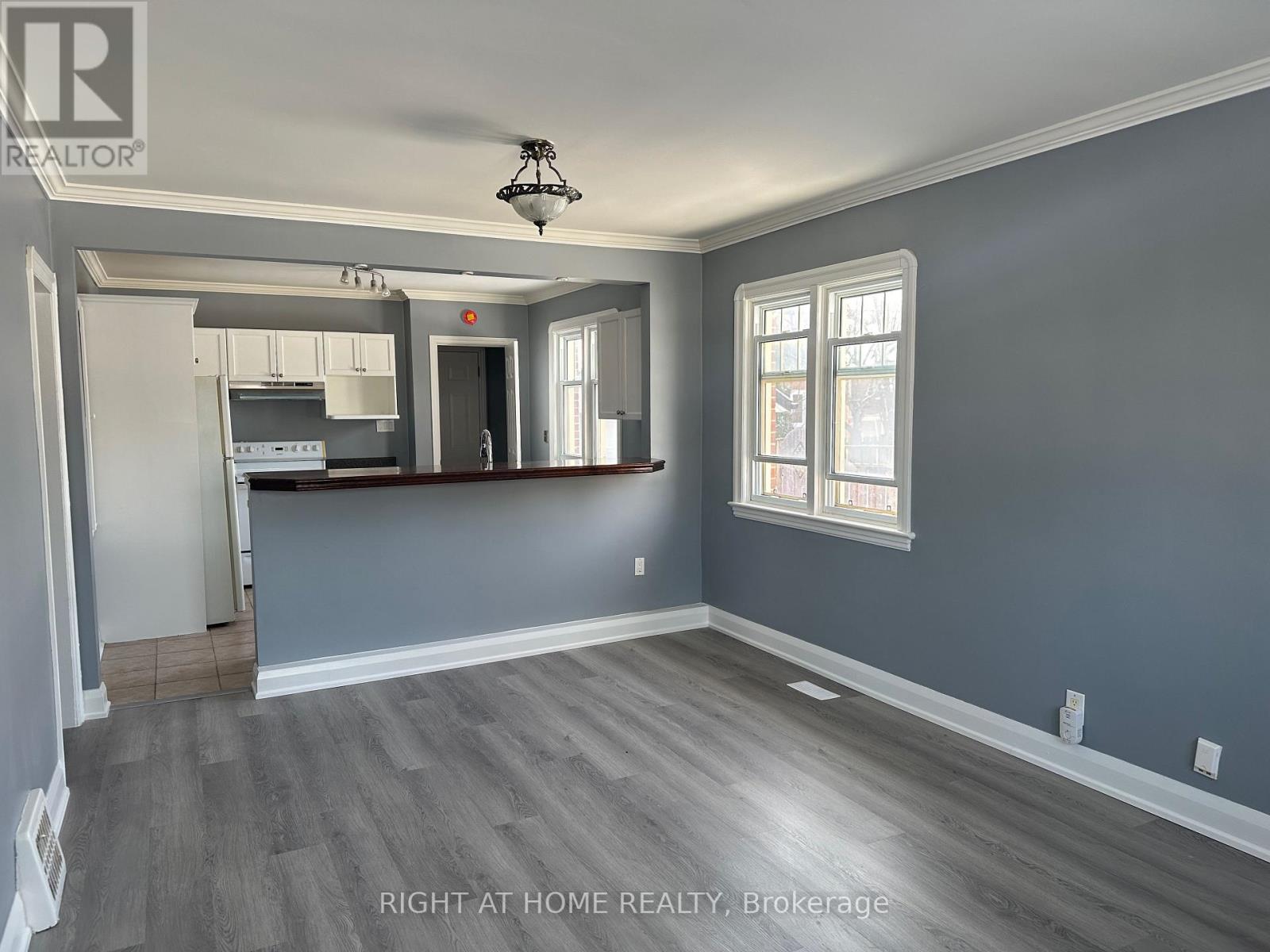 563 Mccannan Avenue, Peterborough (Town Ward 3), Ontario  K9J 4J7 - Photo 5 - X12681616