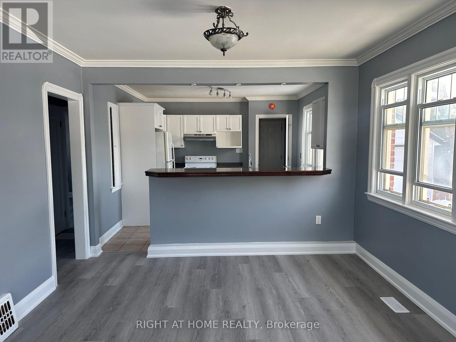 563 Mccannan Avenue, Peterborough (Town Ward 3), Ontario  K9J 4J7 - Photo 6 - X12681616