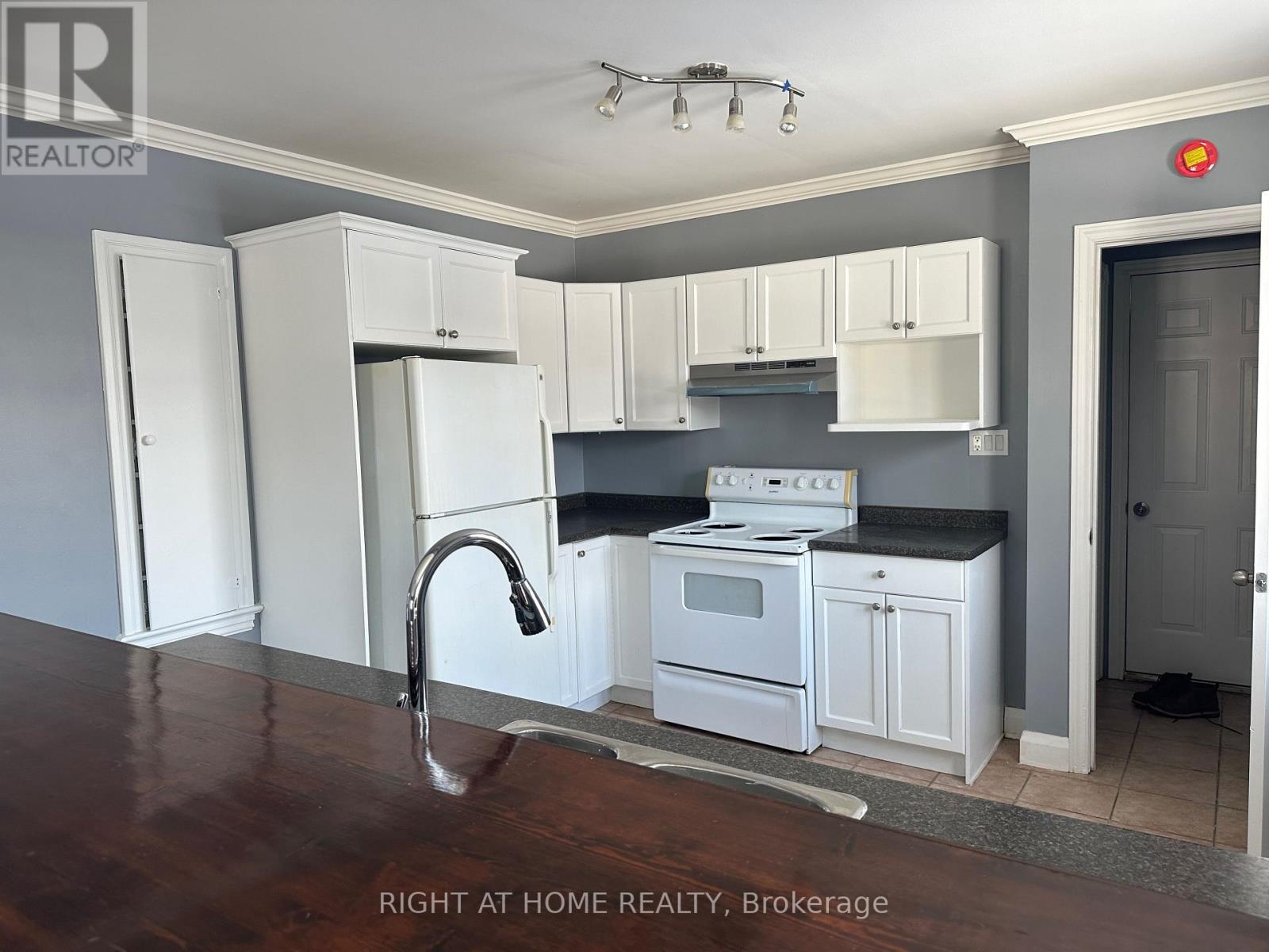 563 Mccannan Avenue, Peterborough (Town Ward 3), Ontario  K9J 4J7 - Photo 8 - X12681616