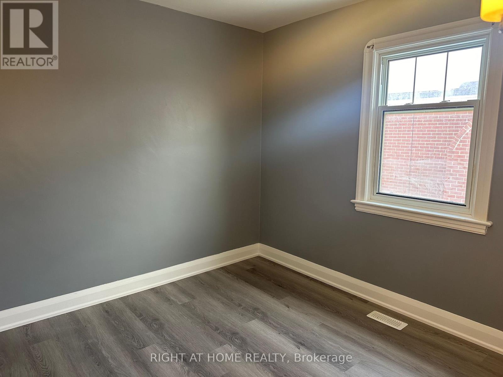 563 Mccannan Avenue, Peterborough (Town Ward 3), Ontario  K9J 4J7 - Photo 9 - X12681616