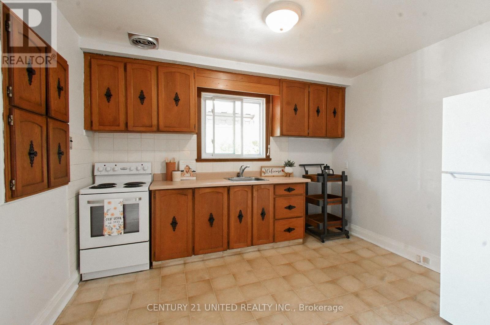 567 O'connell Road, Peterborough (Otonabee Ward 1), Ontario  K9J 4E2 - Photo 4 - X12681732