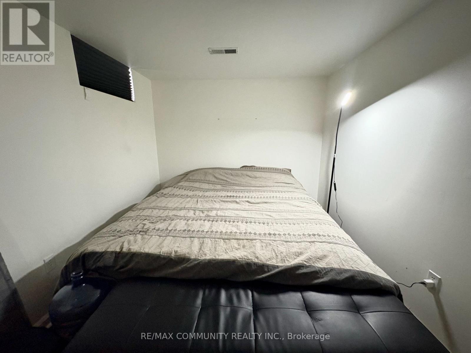 Bsmt - 693 Hawley Street, Peterborough (Otonabee Ward 1), Ontario  K9J 4C7 - Photo 5 - X12684818