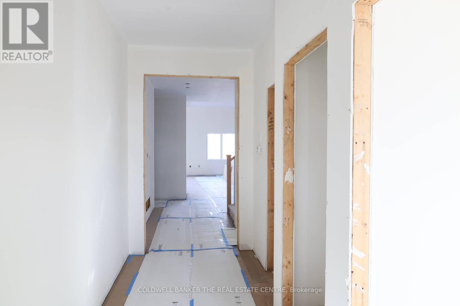 4 Fisher Road, Kawartha Lakes (Lindsay), Ontario  K9V 0P9 - Photo 3 - X12692300