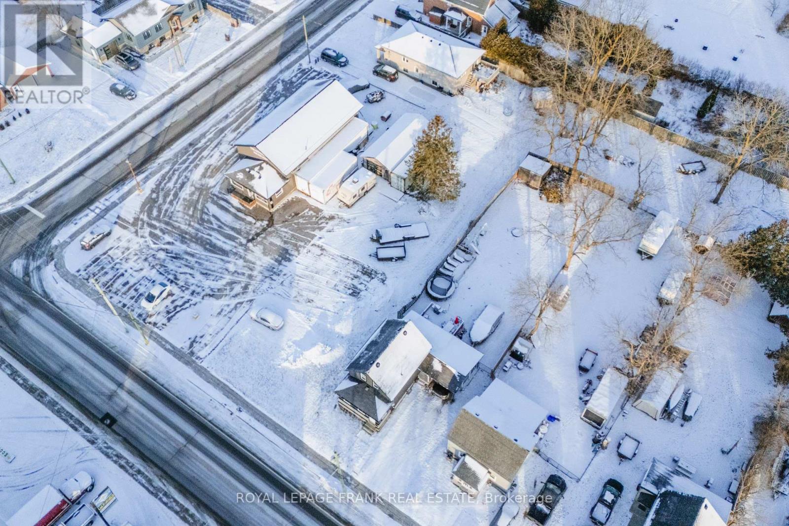 122 Queen Street, Kawartha Lakes (Lindsay), Ontario  K9V 1N3 - Photo 5 - X12692714