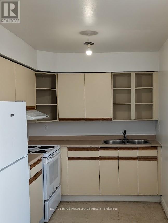 301 - 328 Aylmer Street, Peterborough (Town Ward 3), Ontario  K9H 3V6 - Photo 3 - X12694376