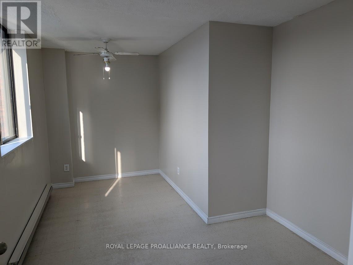 301 - 328 Aylmer Street, Peterborough (Town Ward 3), Ontario  K9H 3V6 - Photo 4 - X12694376