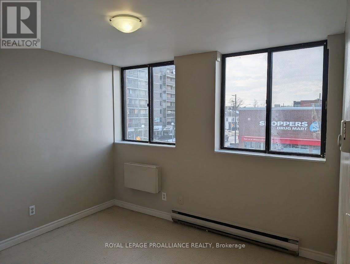 301 - 328 Aylmer Street, Peterborough (Town Ward 3), Ontario  K9H 3V6 - Photo 5 - X12694376