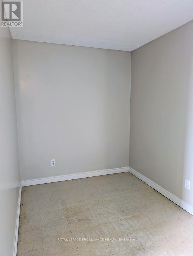 301 - 328 Aylmer Street, Peterborough (Town Ward 3), Ontario  K9H 3V6 - Photo 6 - X12694376