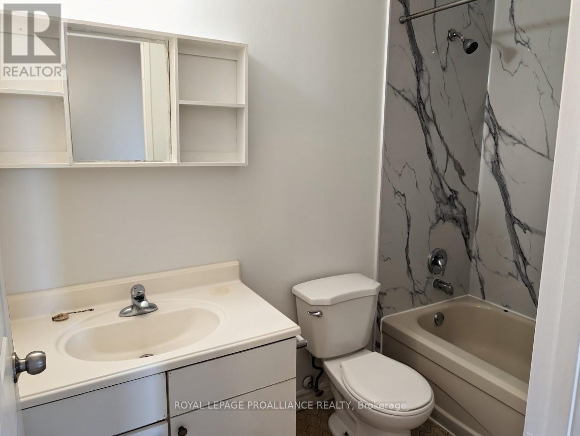 301 - 328 Aylmer Street, Peterborough (Town Ward 3), Ontario  K9H 3V6 - Photo 8 - X12694376