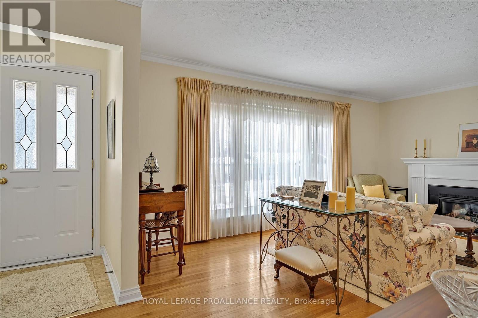 114 O'carroll Avenue, Peterborough (Northcrest Ward 5), Ontario  K9H 4V3 - Photo 5 - X12694382