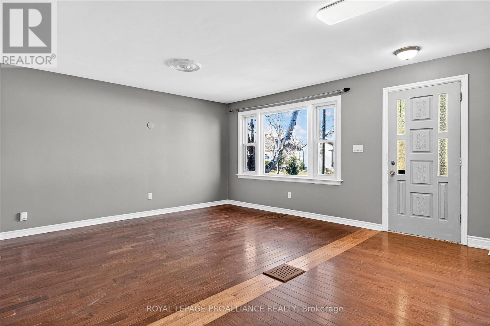 543 Howden Street, Peterborough (Otonabee Ward 1), Ontario  K9J 4B4 - Photo 5 - X12698364