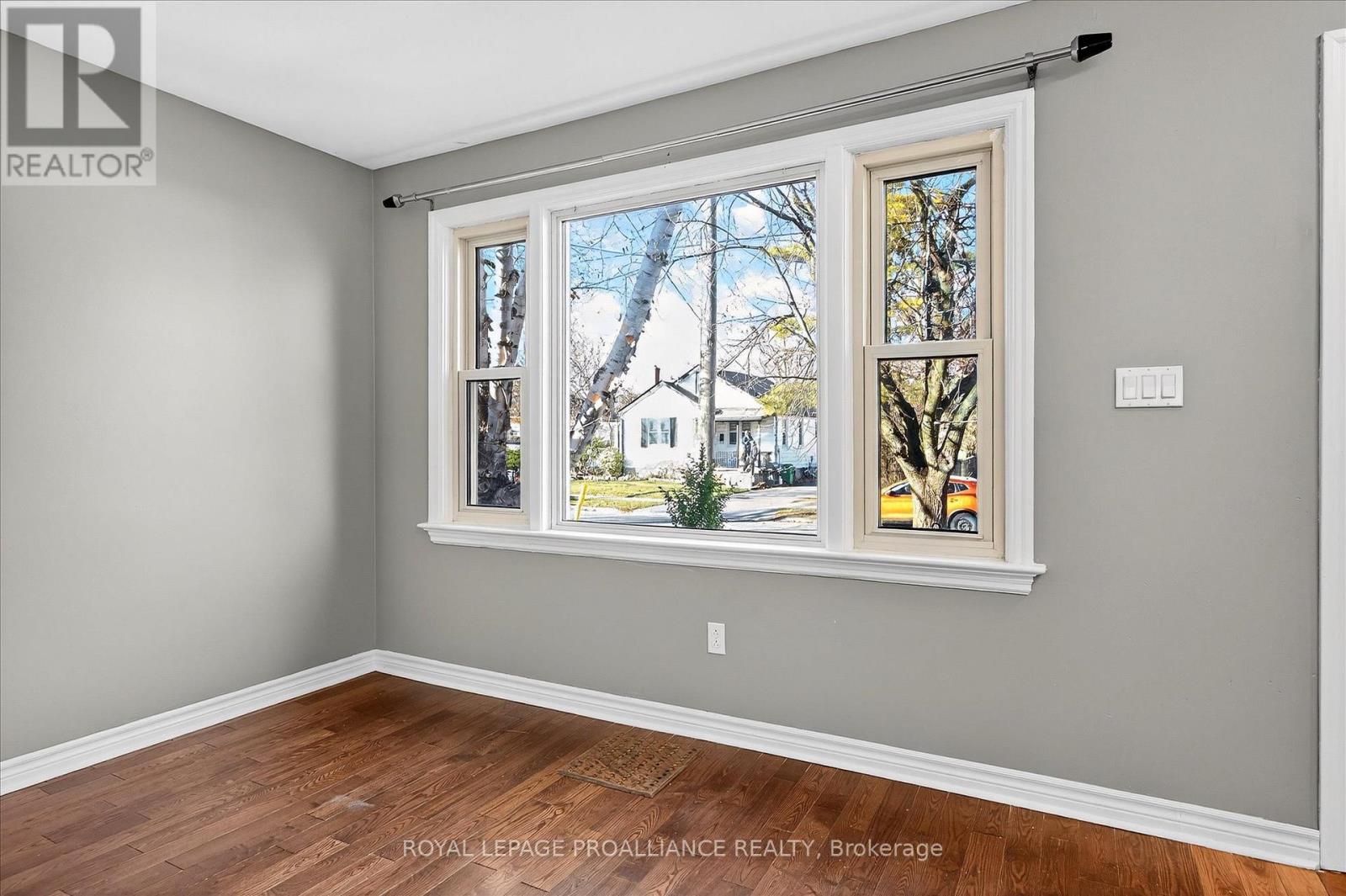 543 Howden Street, Peterborough (Otonabee Ward 1), Ontario  K9J 4B4 - Photo 9 - X12698364