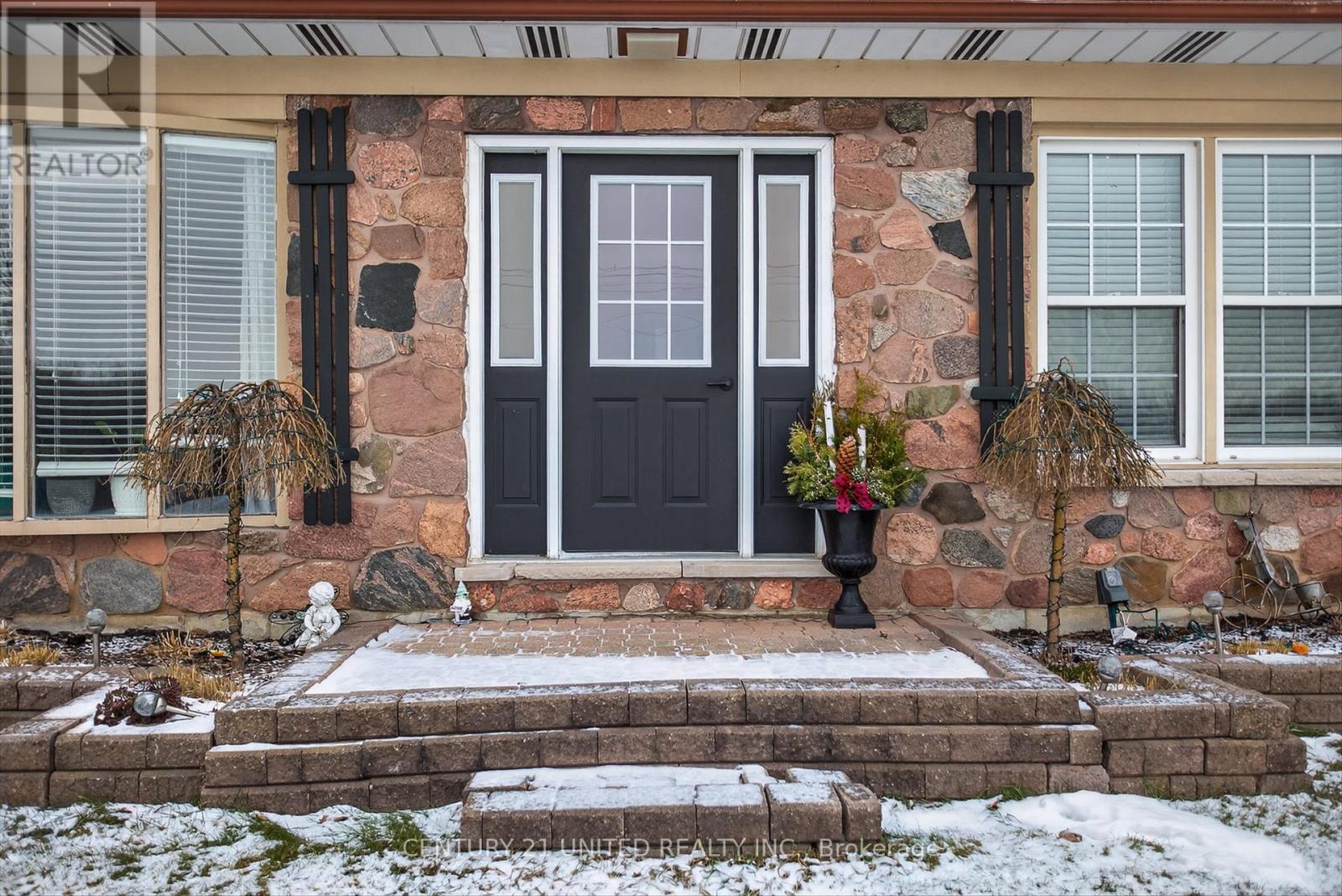 965 Hiawatha Line, Otonabee-South Monaghan, Ontario  K9J 6X8 - Photo 3 - X12698830