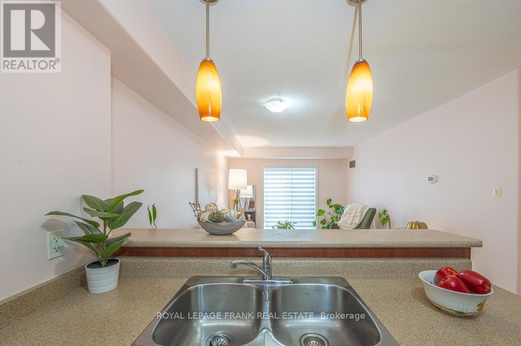 102 - 300 Spillsbury Drive, Peterborough (Otonabee Ward 1), Ontario  K9K 0B4 - Photo 10 - X12699378