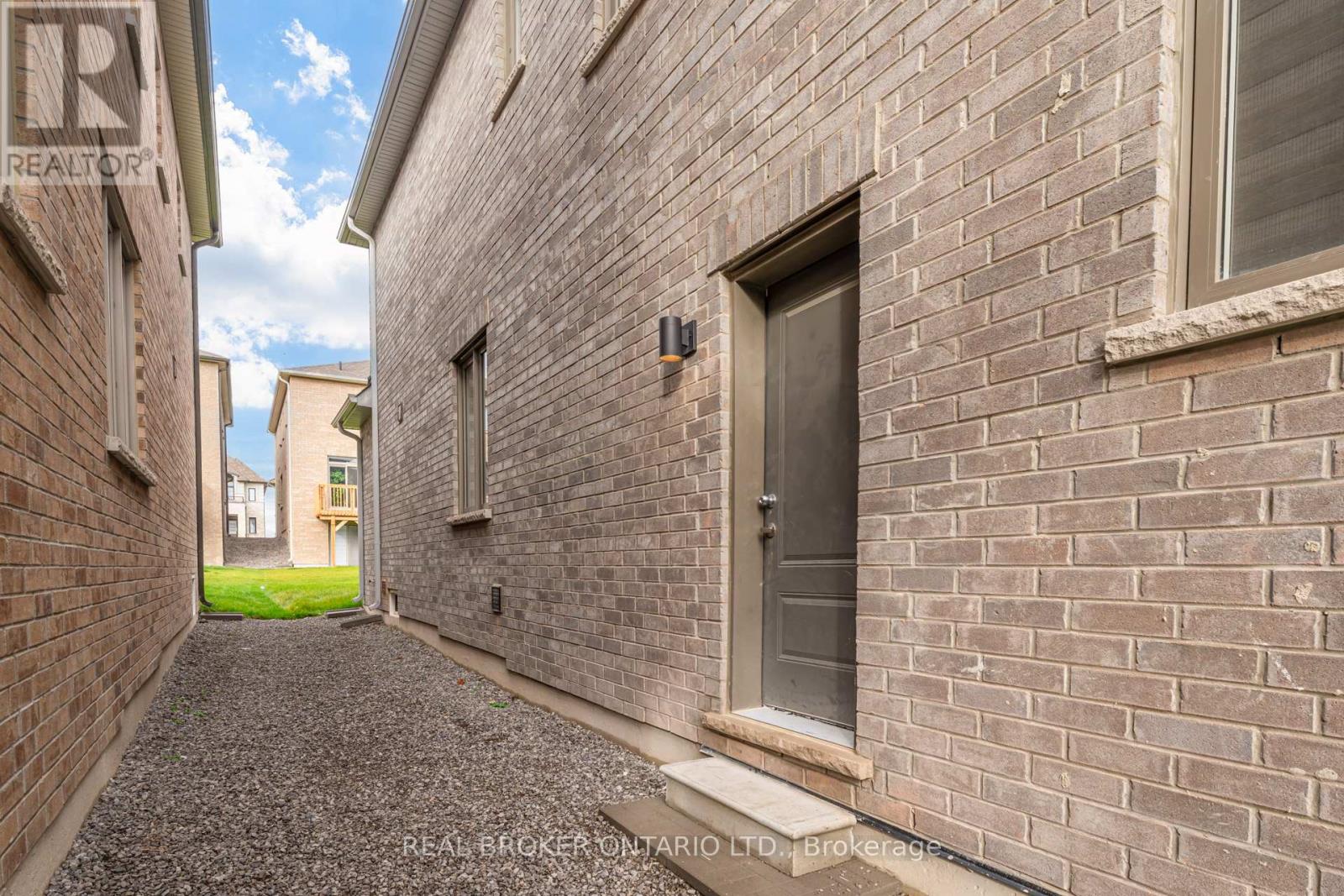 6 Northrop Bsmt Avenue N, Clarington (Newcastle), Ontario  L1B 1G9 - Photo 4 - E12705416