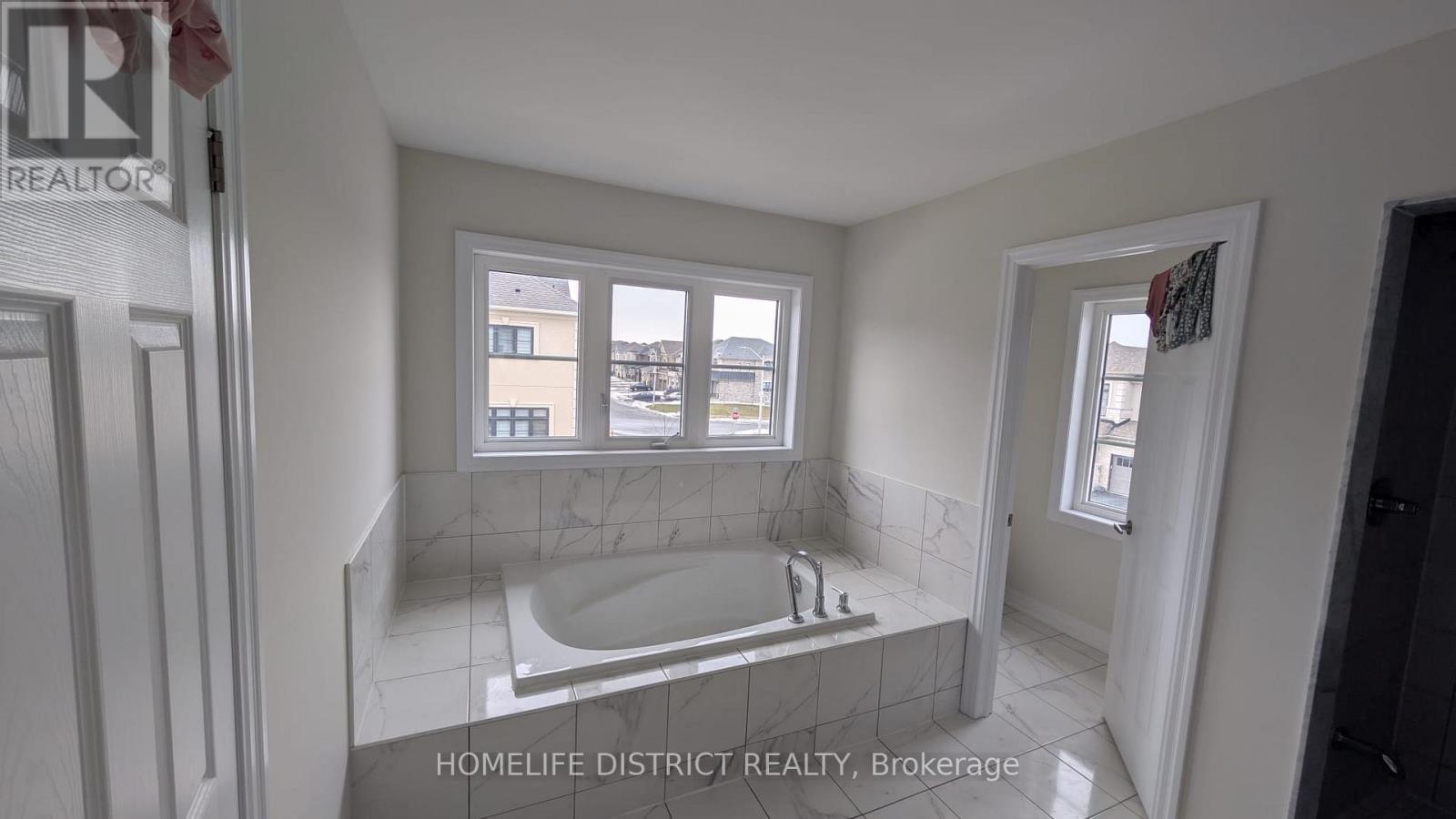 160 Belmont Drive, Clarington (Newcastle), Ontario  L1B 0X1 - Photo 3 - E12706748