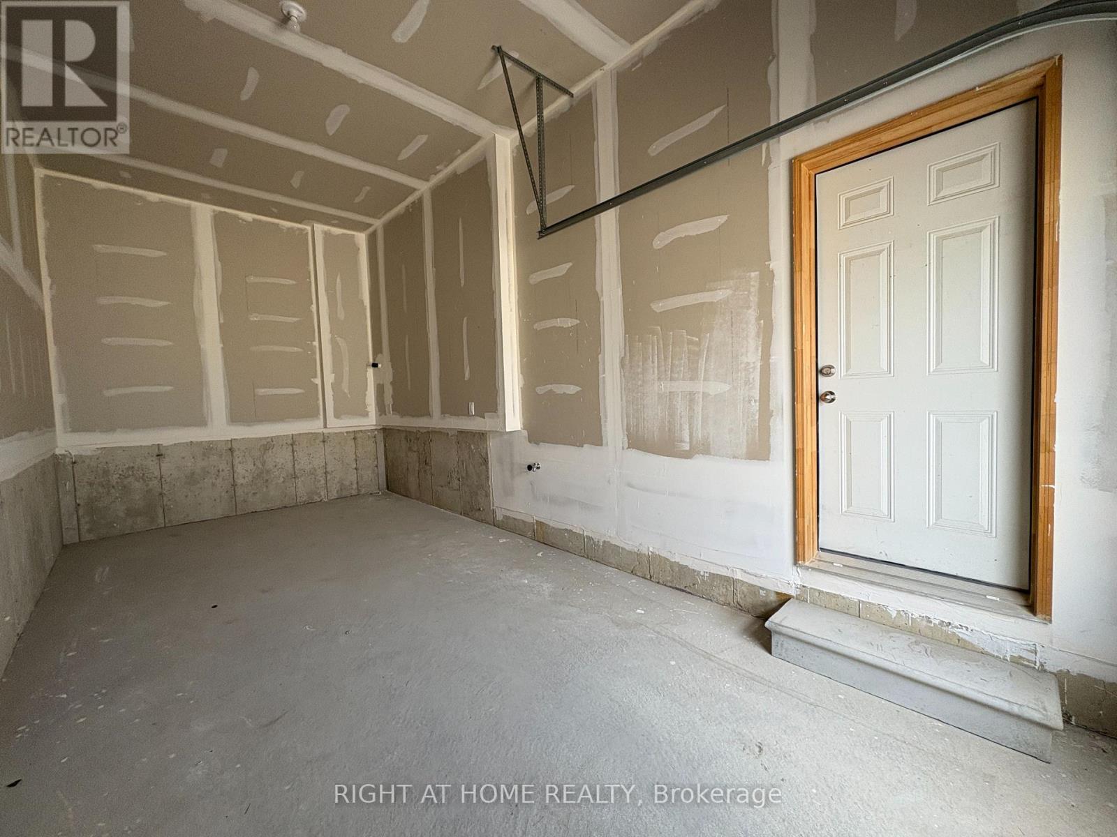 79 Watts Drive, Kawartha Lakes (Lindsay), Ontario  K9V 5V4 - Photo 14 - X12719240