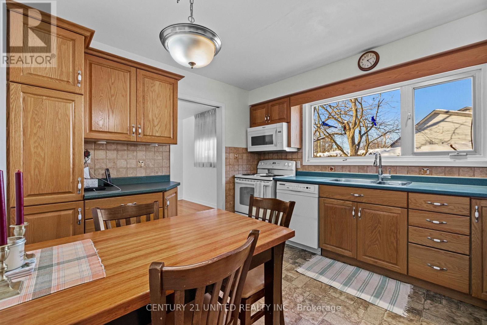 852 Parkhill Road W, Peterborough (Monaghan Ward 2), Ontario  K9J 6P1 - Photo 12 - X12721508