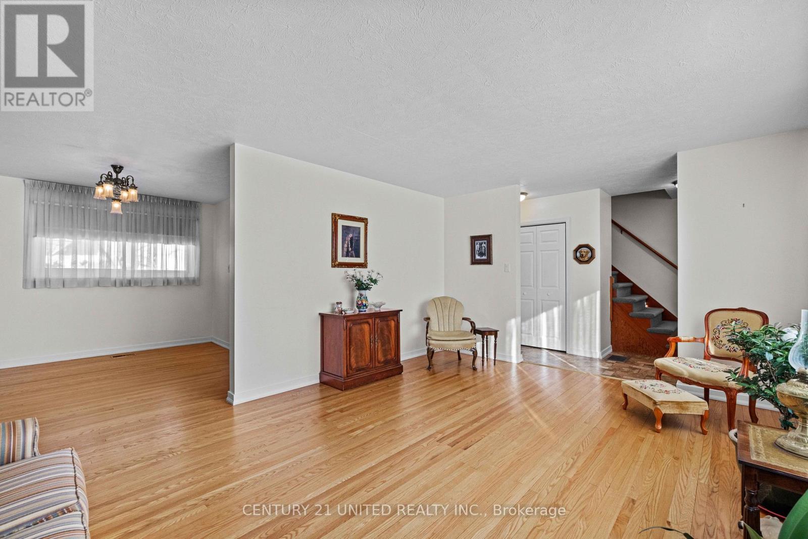 852 Parkhill Road W, Peterborough (Monaghan Ward 2), Ontario  K9J 6P1 - Photo 4 - X12721508