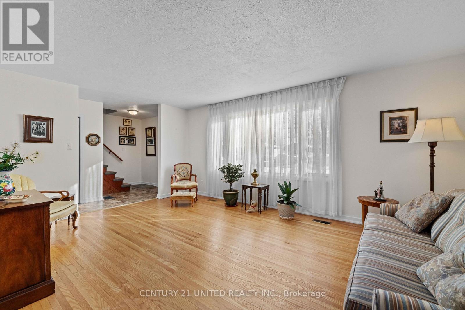 852 Parkhill Road W, Peterborough (Monaghan Ward 2), Ontario  K9J 6P1 - Photo 5 - X12721508