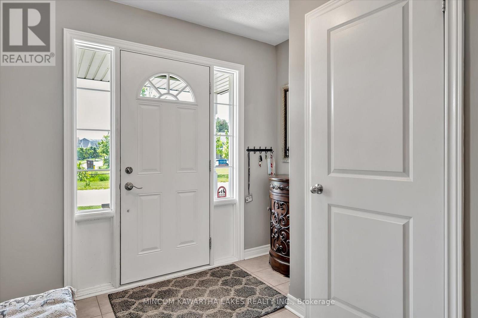 2 Peace Crescent, Peterborough (Northcrest Ward 5), Ontario  K9H 0C1 - Photo 4 - X12721632