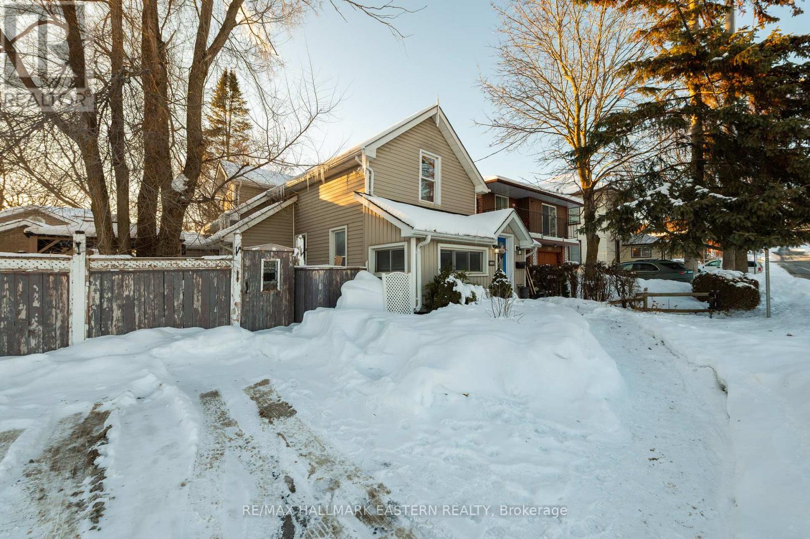 1031 High Street, Peterborough (Otonabee Ward 1), Ontario  K9J 5R8 - Photo 2 - X12722386