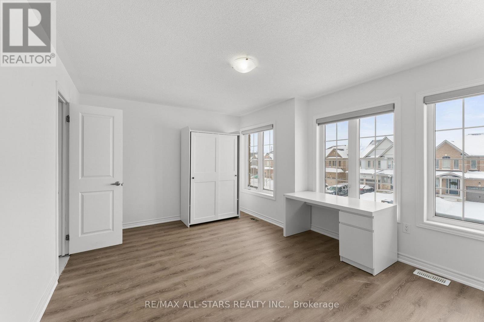 19 Hennessey Crescent, Kawartha Lakes (Lindsay), Ontario  K9V 0P2 - Photo 15 - X12723920