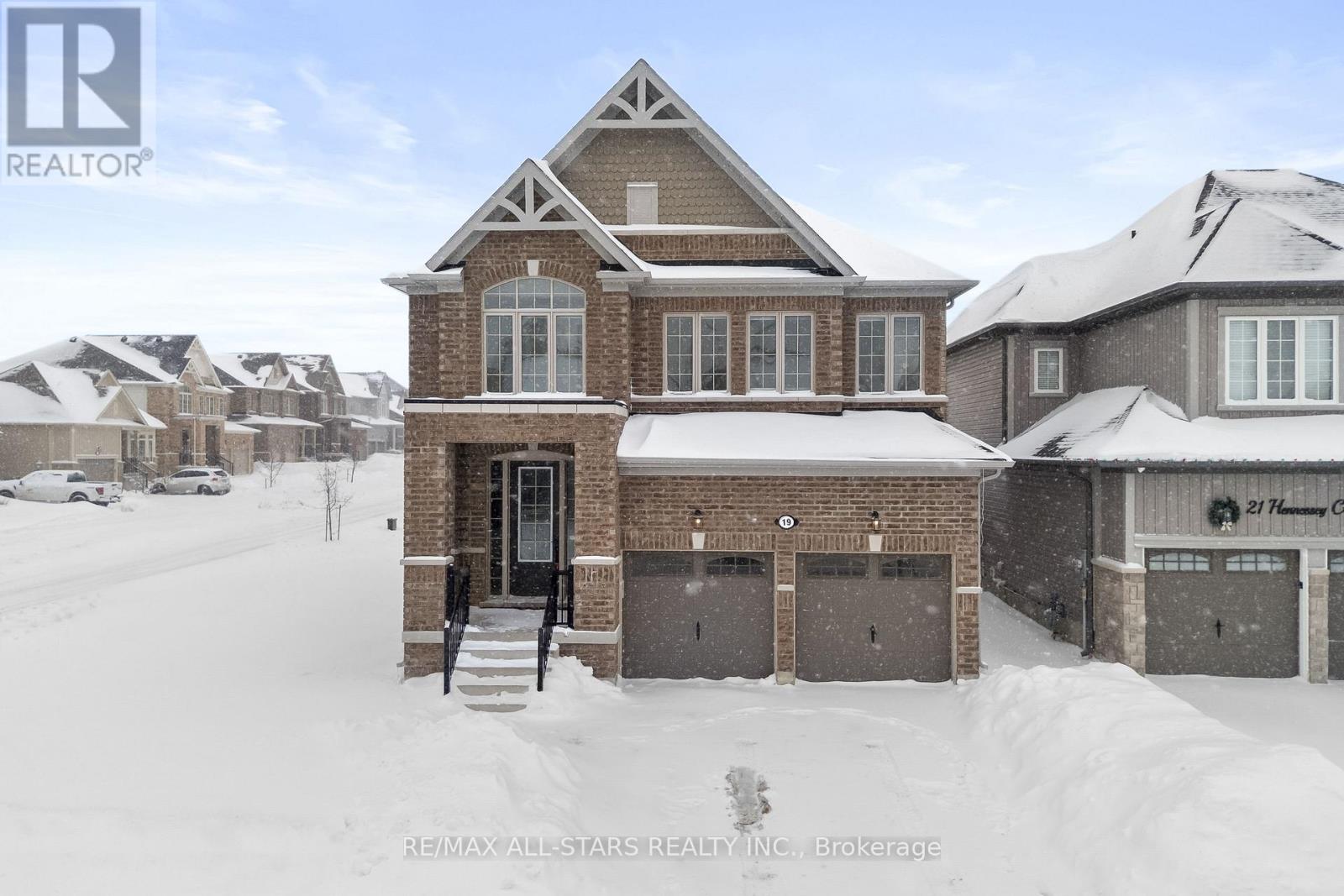 19 Hennessey Crescent, Kawartha Lakes (Lindsay), Ontario  K9V 0P2 - Photo 2 - X12723920