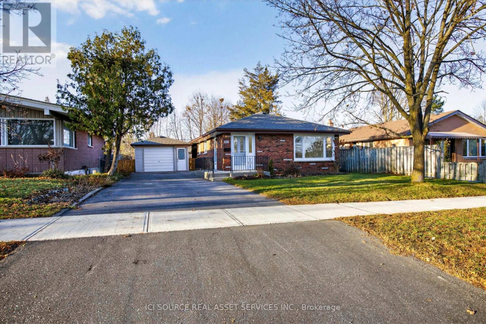 1092 Glendale Drive, Peterborough (Northcrest Ward 5), Ontario  K9H 6M4 - Photo 3 - X12728400