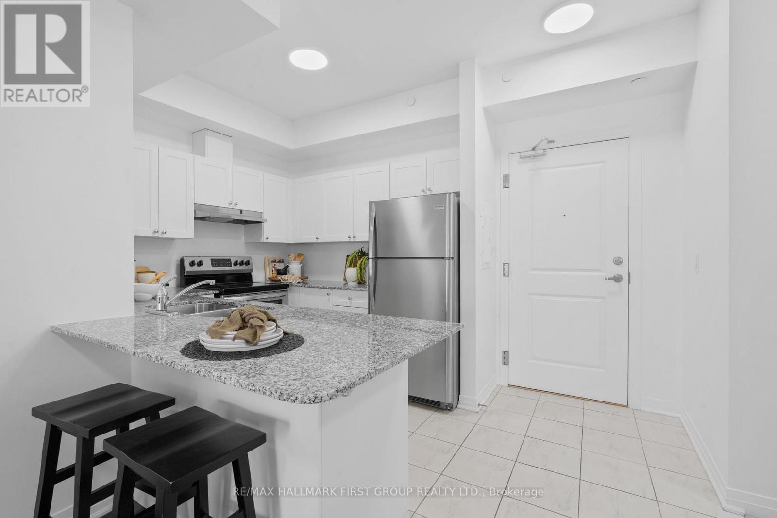 202 - 70 Shipway Avenue, Clarington (Newcastle), Ontario  L1B 0V7 - Photo 2 - E12728746