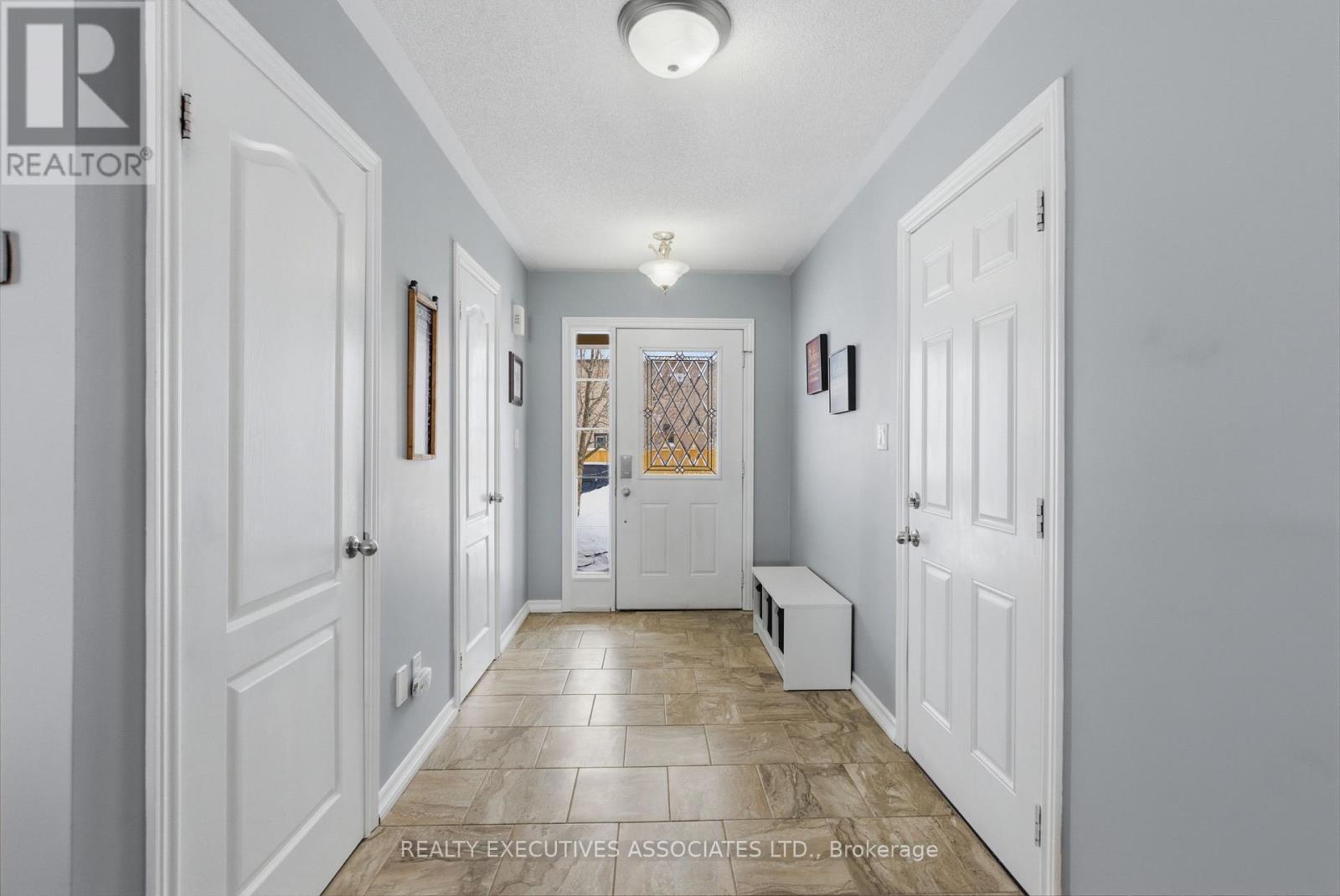 71 Truax Street, Kawartha Lakes (Lindsay), Ontario  K9V 0E3 - Photo 2 - X12731546