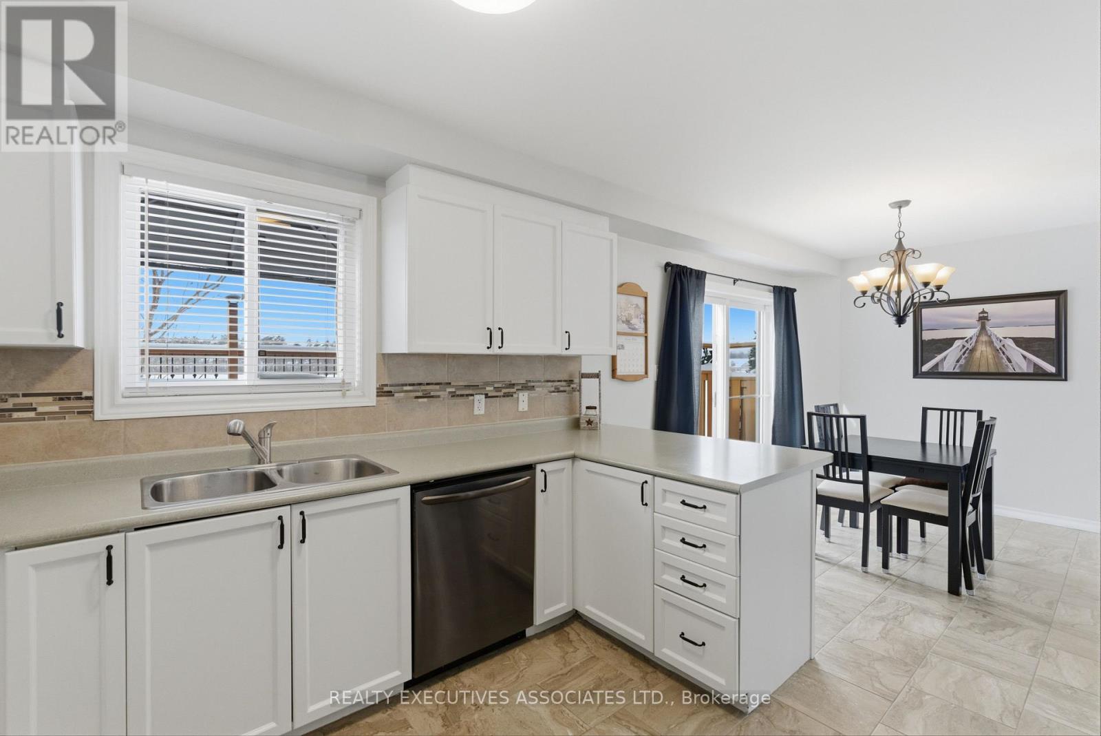 71 Truax Street, Kawartha Lakes (Lindsay), Ontario  K9V 0E3 - Photo 9 - X12731546