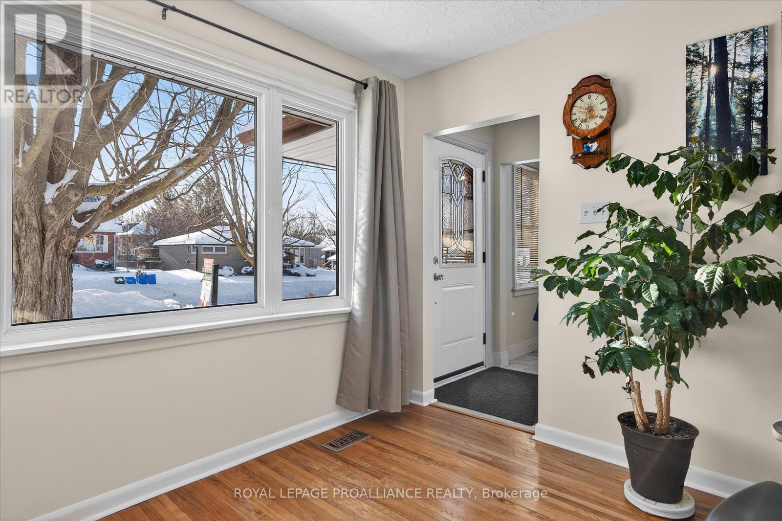 260 Bellevue Street, Peterborough (Northcrest Ward 5), Ontario  K9H 5E5 - Photo 5 - X12735358