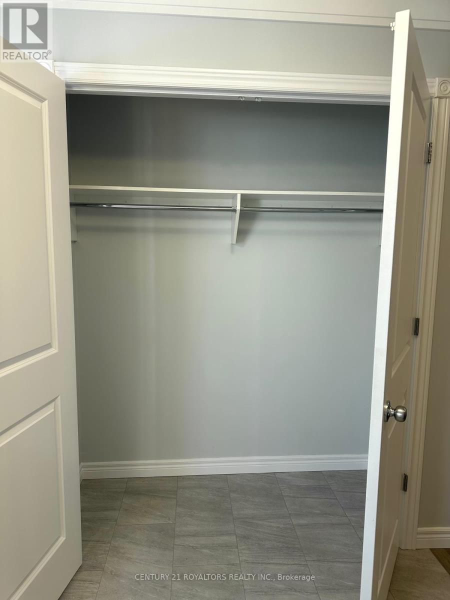 240 O'neil Street, Peterborough (Monaghan Ward 2), Ontario  K9J 6X4 - Photo 3 - X12736510