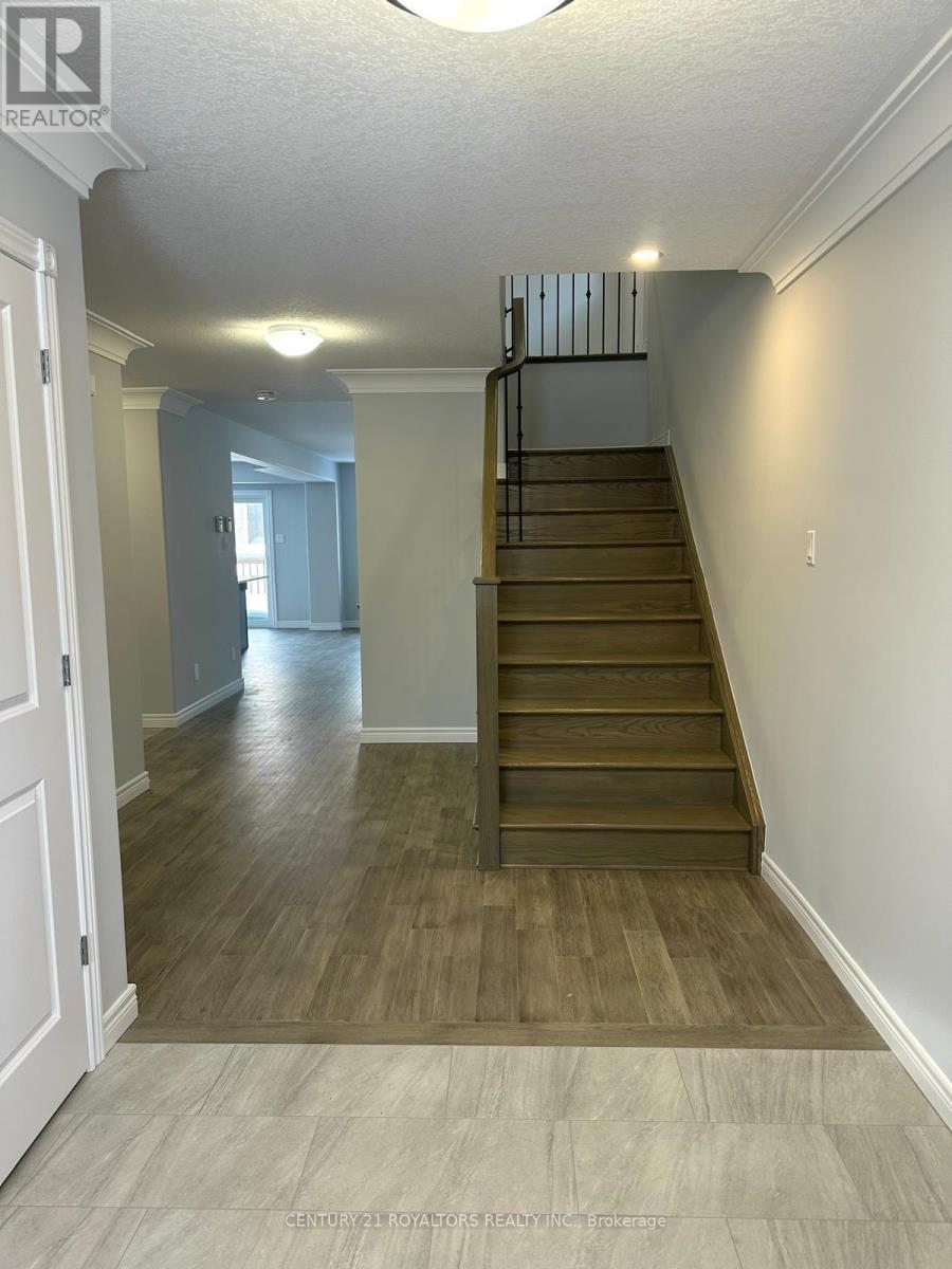 240 O'neil Street, Peterborough (Monaghan Ward 2), Ontario  K9J 6X4 - Photo 4 - X12736510