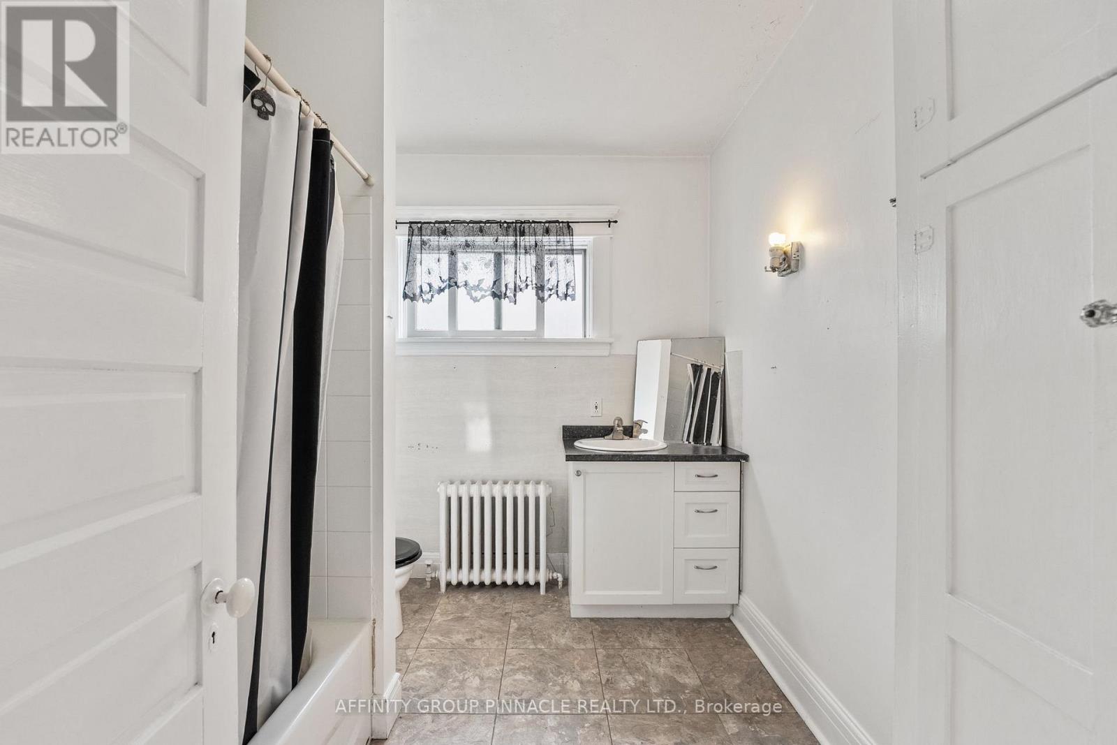 Upper - 255 Kent Street W, Kawartha Lakes (Lindsay), Ontario  K9V 2Z3 - Photo 8 - X12737008