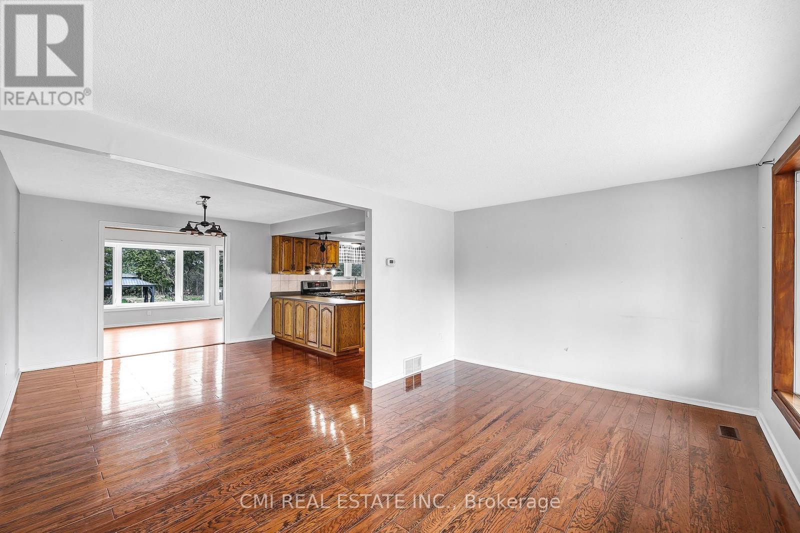 96 Elgin Street, Kawartha Lakes (Lindsay), Ontario  K9V 3W7 - Photo 9 - X12739480