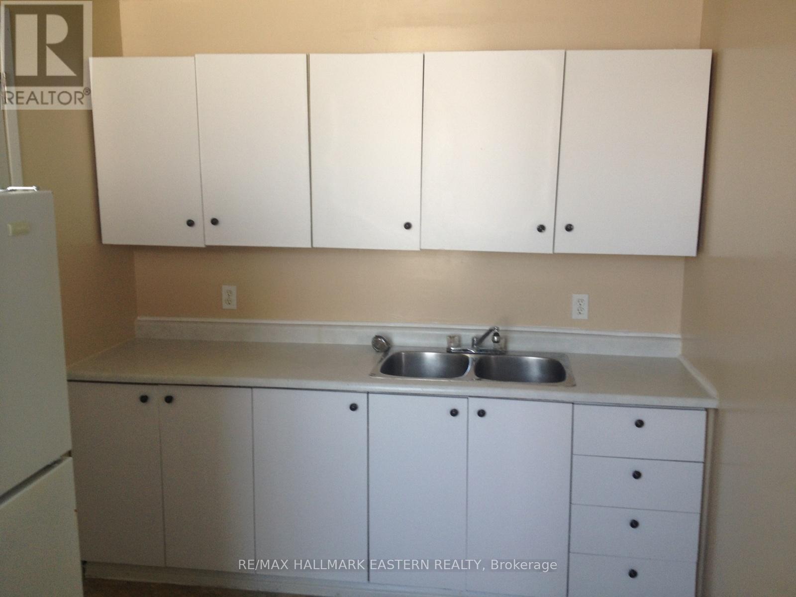 122 Park Street N, Peterborough (Town Ward 3), Ontario  K9J 3V7 - Photo 7 - X12740338