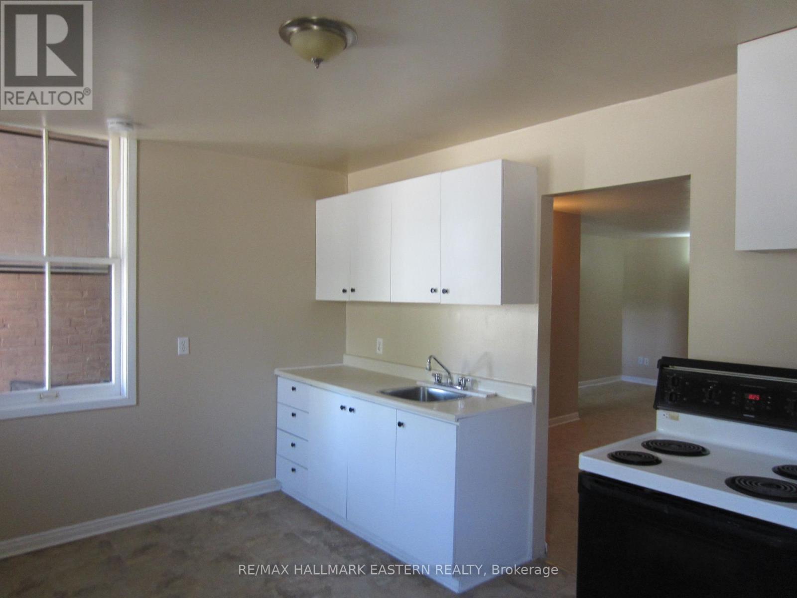 122 Park Street N, Peterborough (Town Ward 3), Ontario  K9J 3V7 - Photo 9 - X12740338