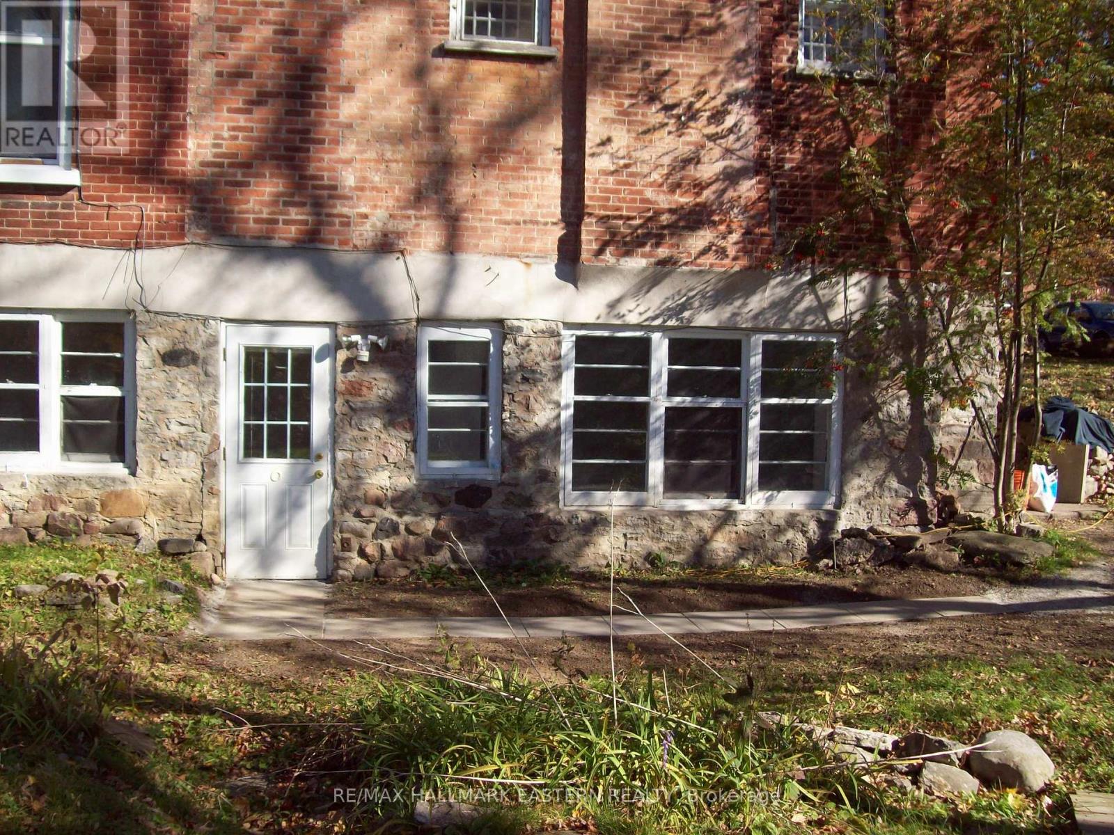 629 Rubidge Street, Peterborough (Town Ward 3), Ontario  K9H 4E9 - Photo 3 - X12740344