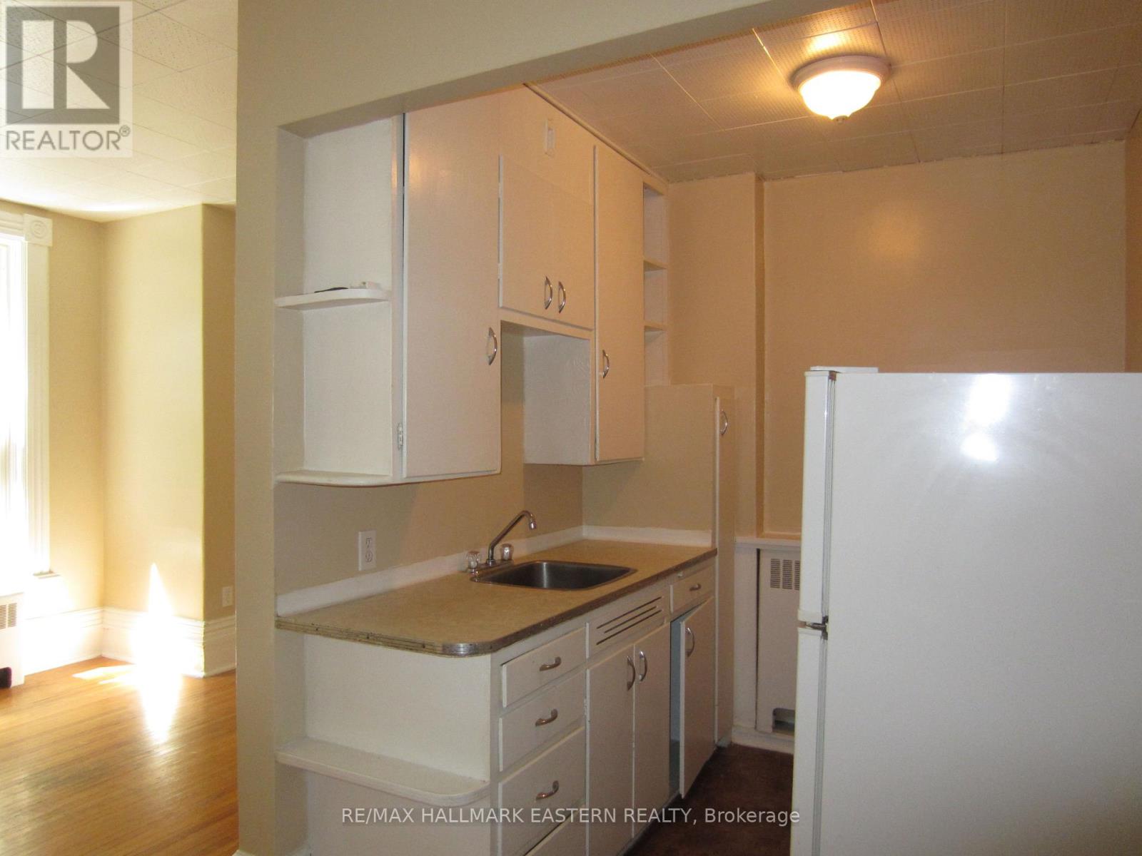 629 Rubidge Street, Peterborough (Town Ward 3), Ontario  K9H 4E9 - Photo 7 - X12740344