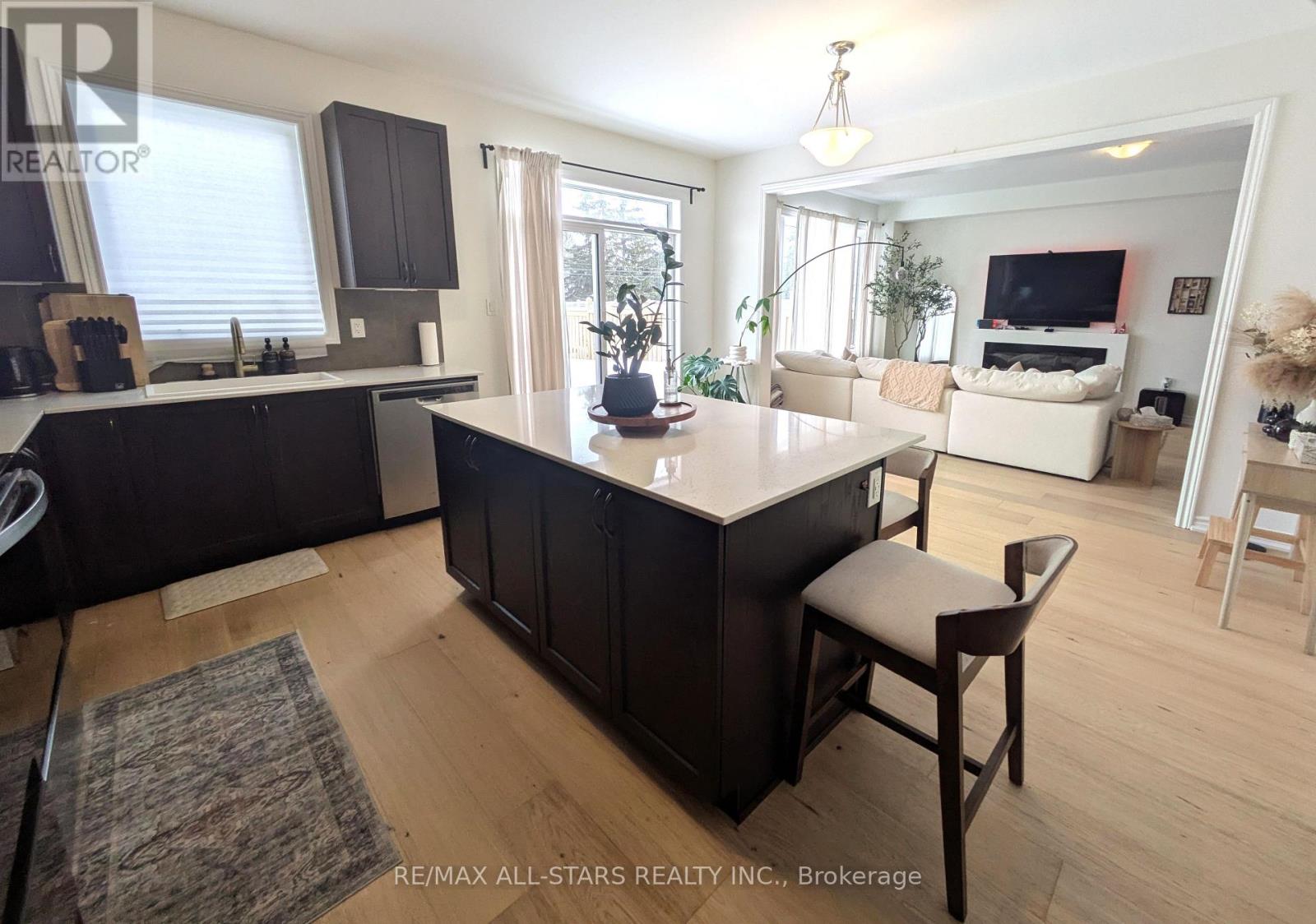 22 Hennessey Crescent, Kawartha Lakes (Lindsay), Ontario  K9V 0P3 - Photo 10 - X12743072