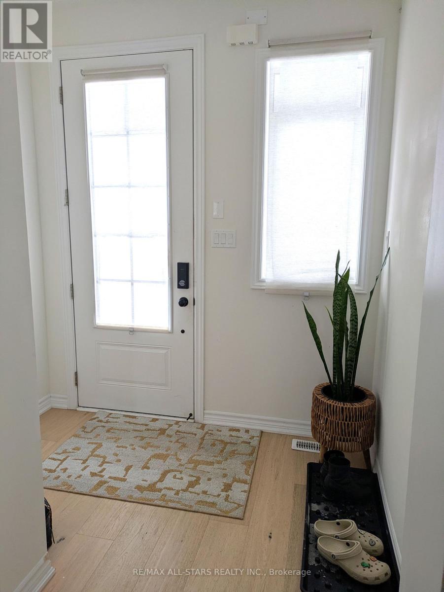 22 Hennessey Crescent, Kawartha Lakes (Lindsay), Ontario  K9V 0P3 - Photo 2 - X12743072