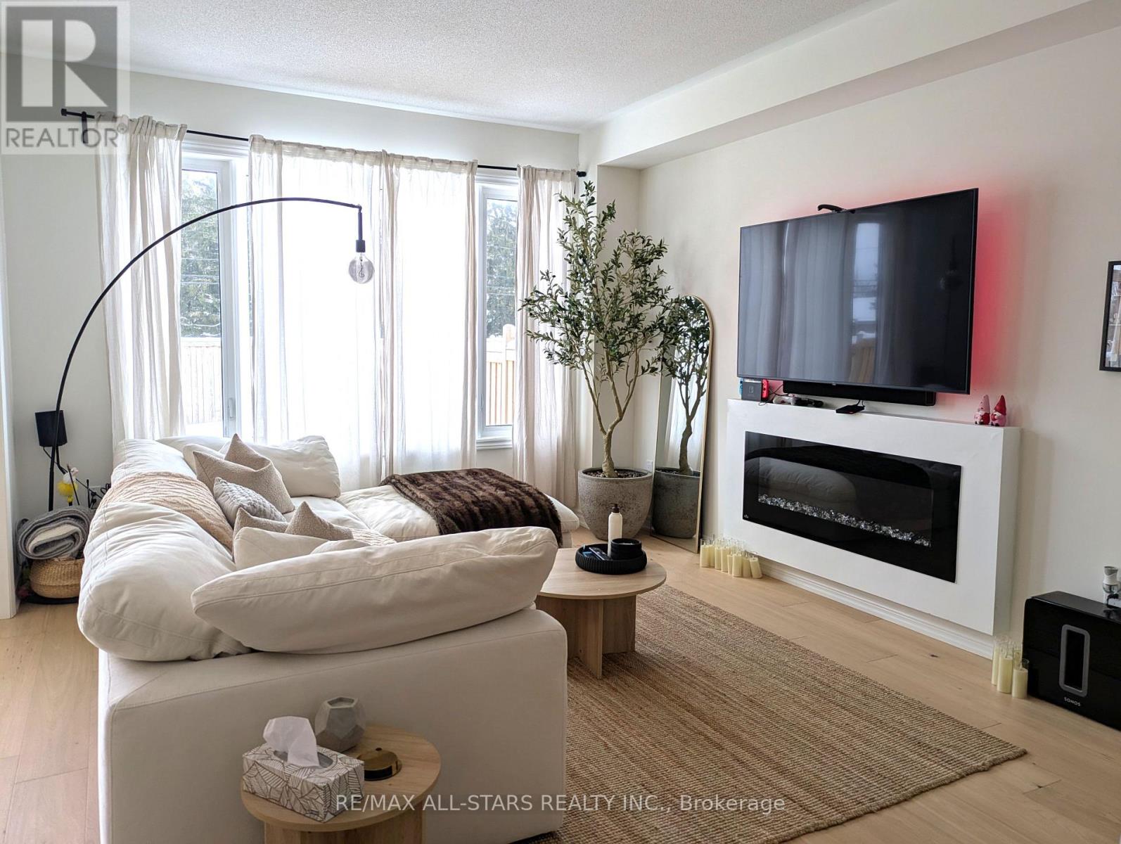 22 Hennessey Crescent, Kawartha Lakes (Lindsay), Ontario  K9V 0P3 - Photo 4 - X12743072