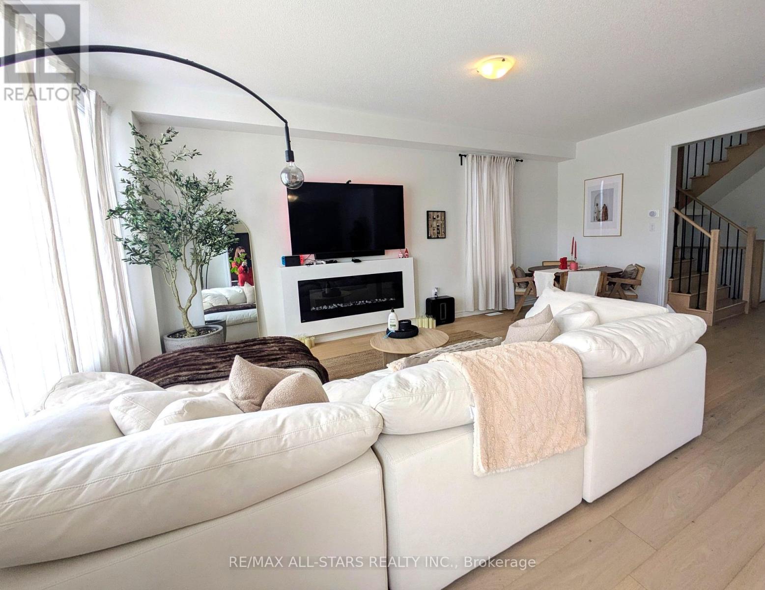 22 Hennessey Crescent, Kawartha Lakes (Lindsay), Ontario  K9V 0P3 - Photo 5 - X12743072