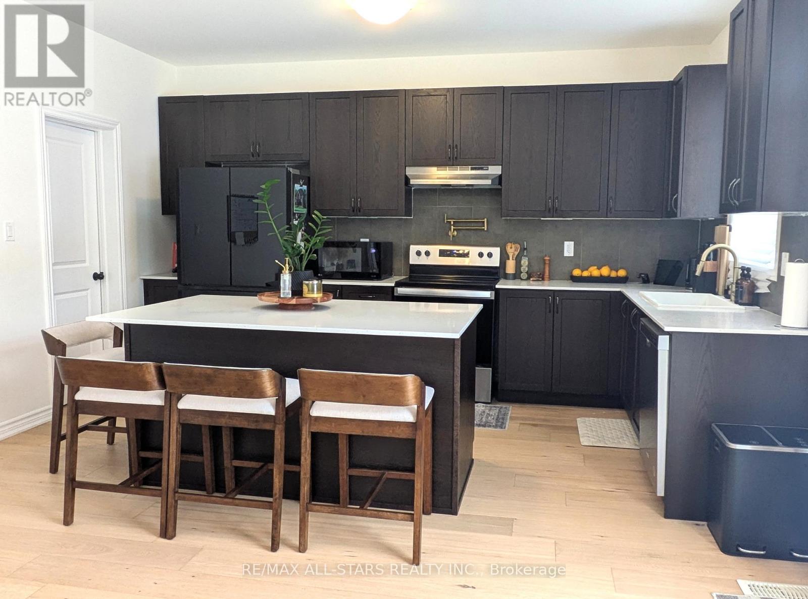 22 Hennessey Crescent, Kawartha Lakes (Lindsay), Ontario  K9V 0P3 - Photo 8 - X12743072