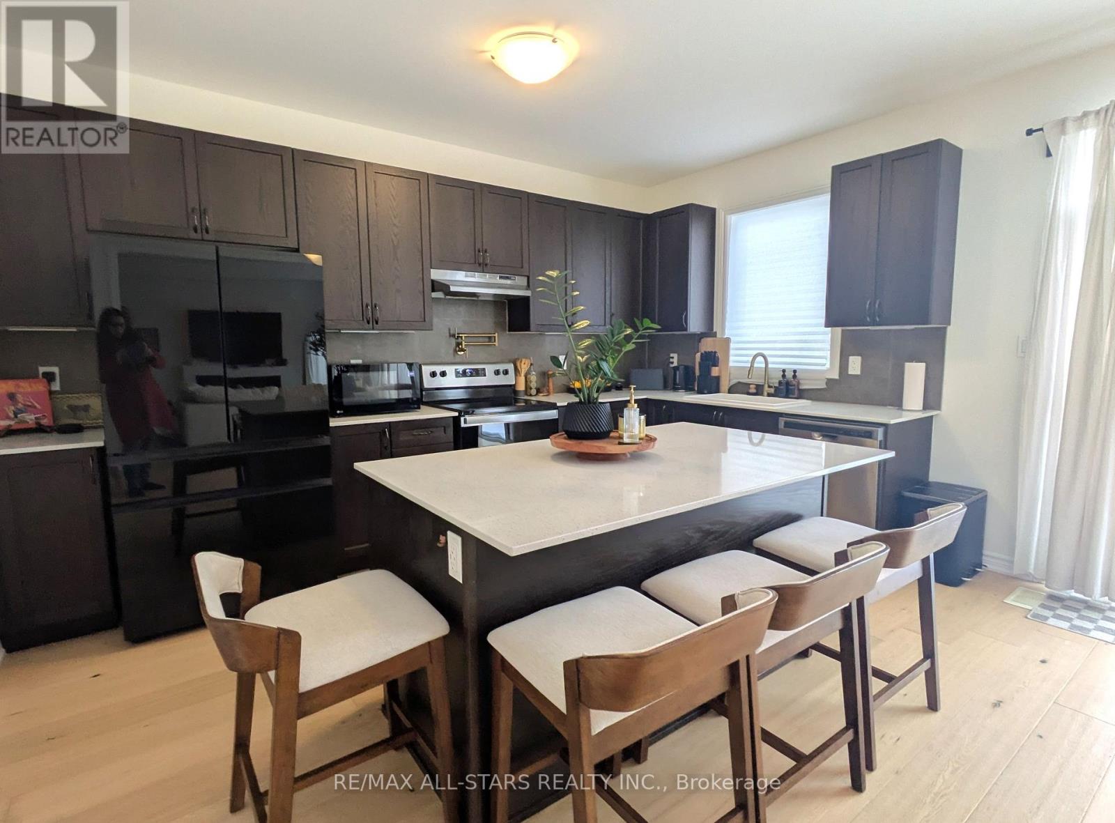 22 Hennessey Crescent, Kawartha Lakes (Lindsay), Ontario  K9V 0P3 - Photo 9 - X12743072