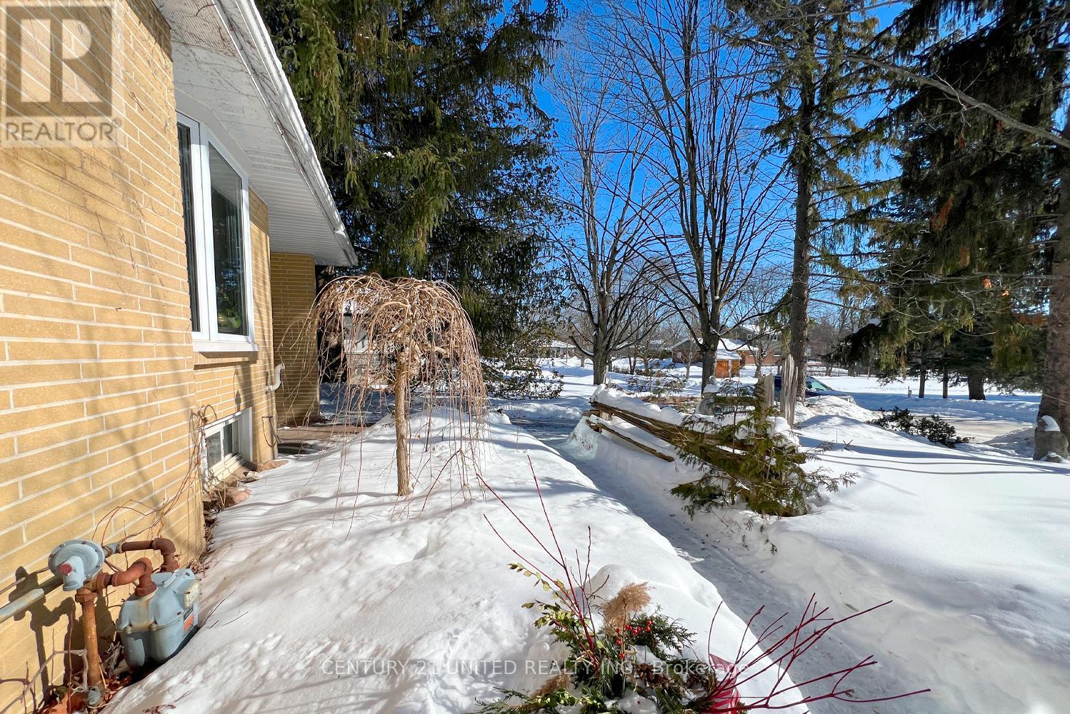 28 Weller Crescent, Peterborough (Monaghan Ward 2), Ontario  K9J 6J5 - Photo 3 - X12752334