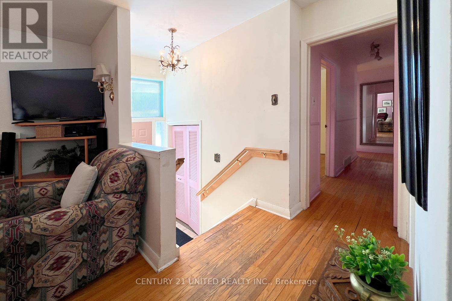 28 Weller Crescent, Peterborough (Monaghan Ward 2), Ontario  K9J 6J5 - Photo 4 - X12752334