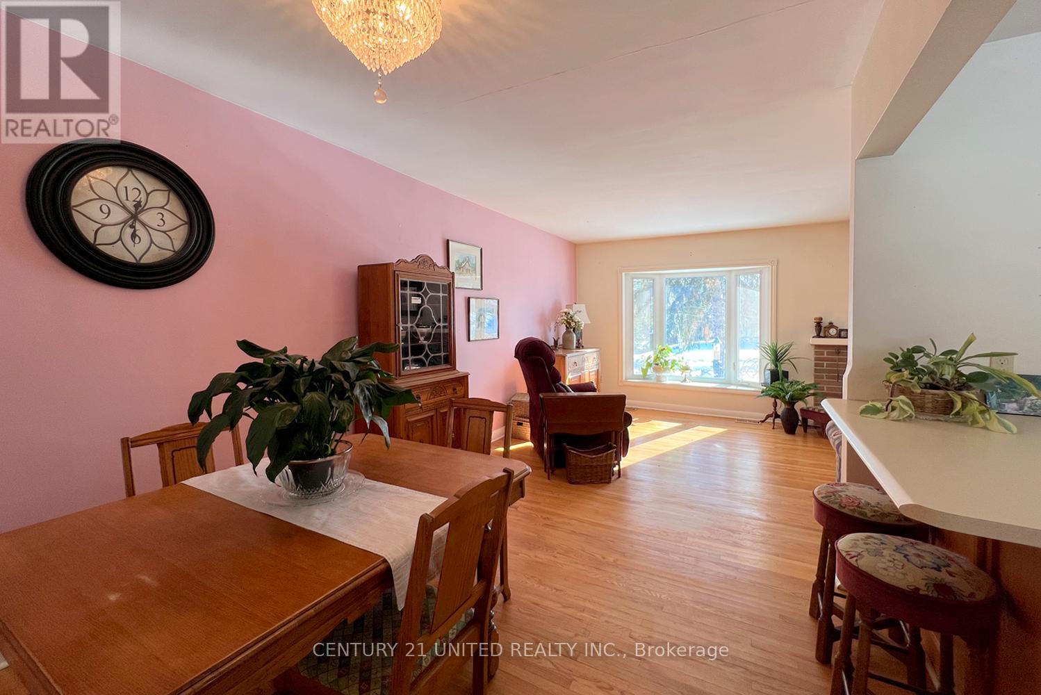 28 Weller Crescent, Peterborough (Monaghan Ward 2), Ontario  K9J 6J5 - Photo 9 - X12752334